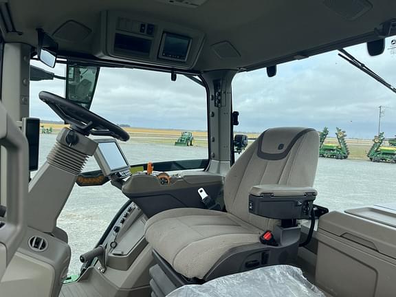Image of John Deere 8R 340 equipment image 2
