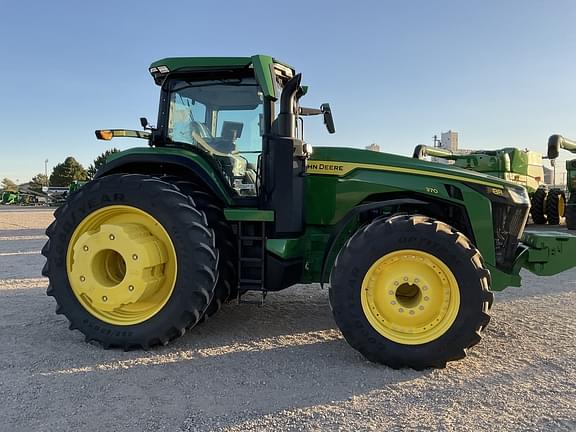 Image of John Deere 8R 370 equipment image 2