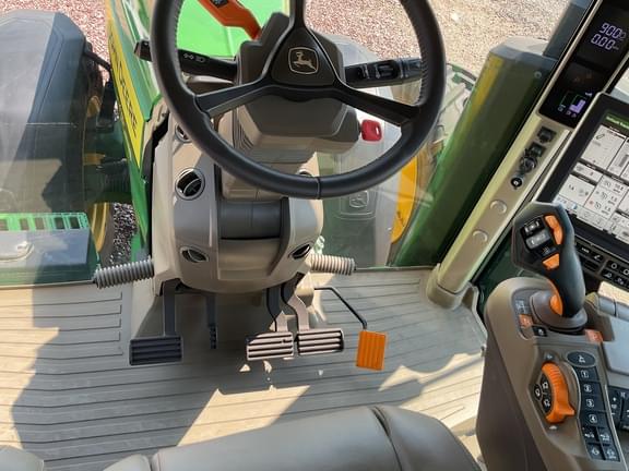 Image of John Deere 8R 410 equipment image 4