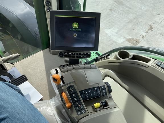 Image of John Deere 8R 410 equipment image 4