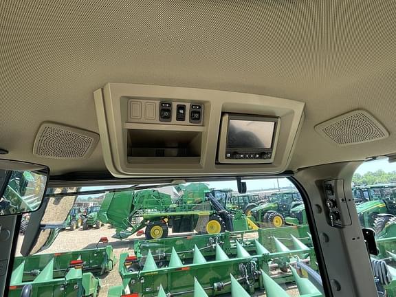 Image of John Deere 8RT 310 equipment image 4