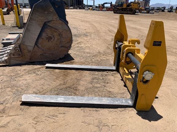 2023 John Deere Pallet Forks Equipment Image0