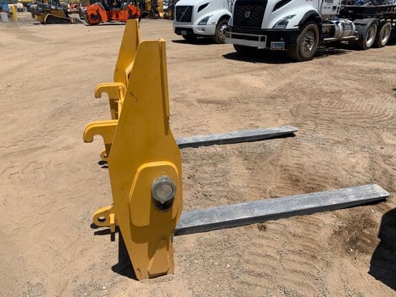 Image of John Deere Pallet Forks equipment image 2