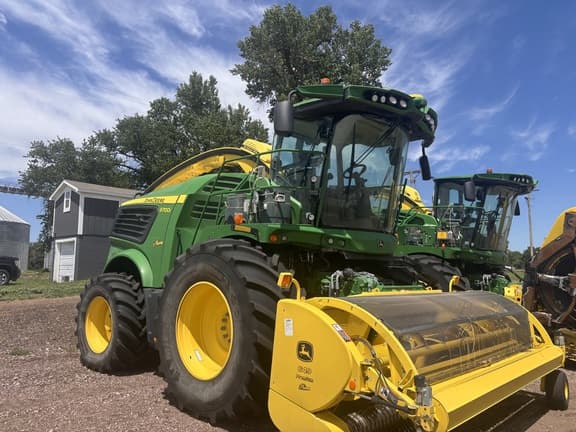 Image of John Deere 9700 equipment image 1