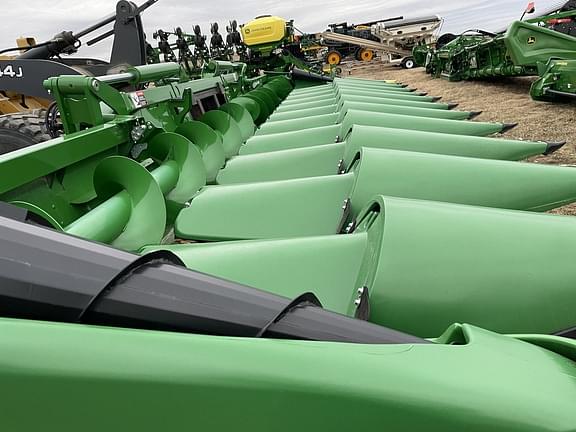 Image of John Deere C12F equipment image 3