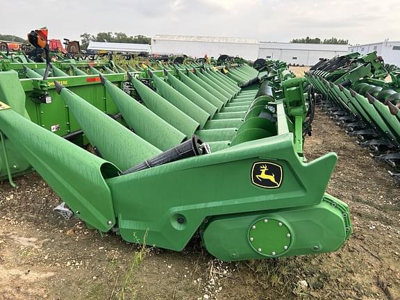 Image of John Deere C12F equipment image 2