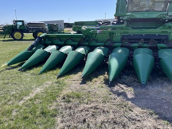 Image of John Deere C12F equipment image 3