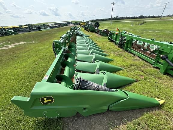 Image of John Deere C12F equipment image 2