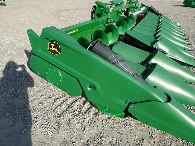 Image of John Deere C12F equipment image 4