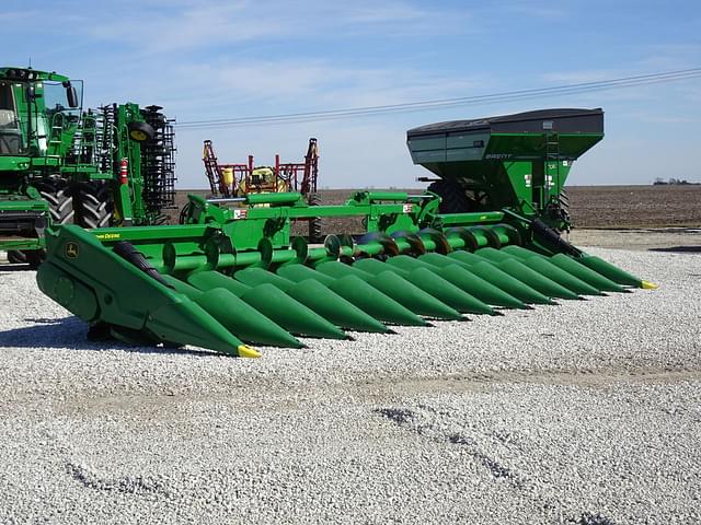 Image of John Deere C12F equipment image 3