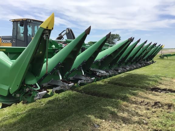 Image of John Deere C12F equipment image 4