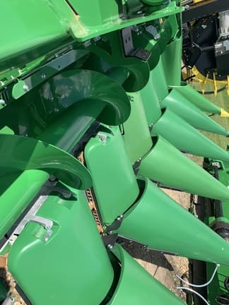 Image of John Deere C12F equipment image 4