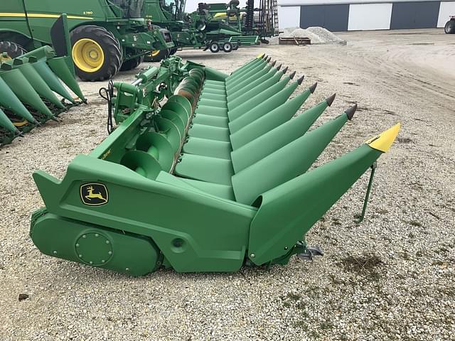 Image of John Deere C12F equipment image 3