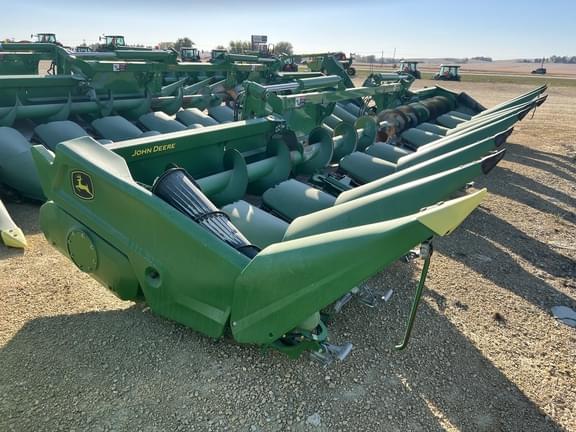 Image of John Deere C12F equipment image 3