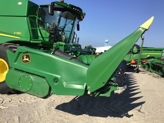 Image of John Deere C12F equipment image 3