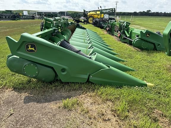 Image of John Deere C12F equipment image 3