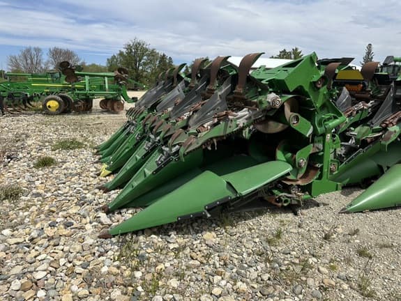 Image of John Deere C12F equipment image 4