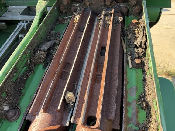 Image of John Deere C12F equipment image 3