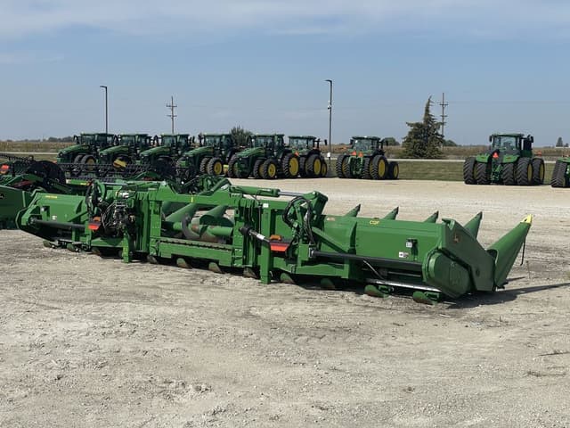 Image of John Deere C12F equipment image 3