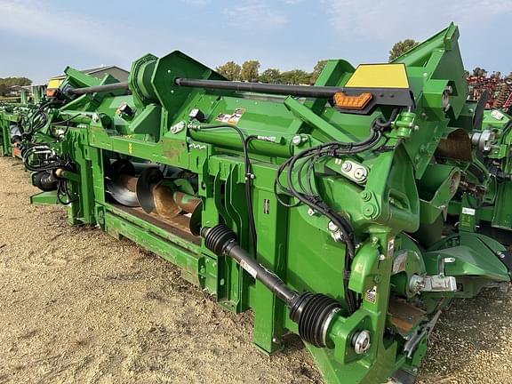 Image of John Deere C12F equipment image 3