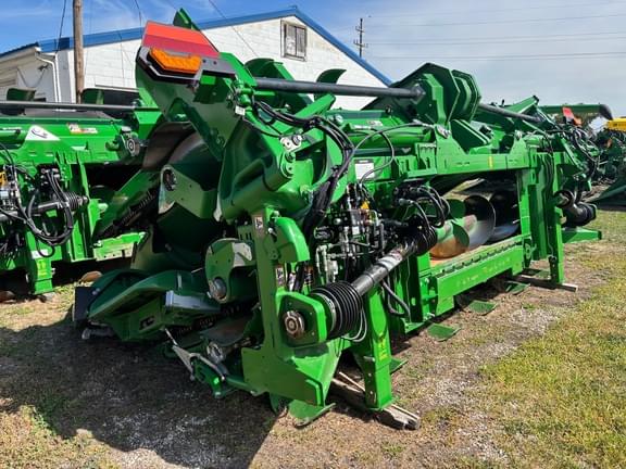 Image of John Deere C12F equipment image 3