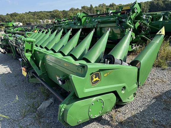 Image of John Deere C12F equipment image 4