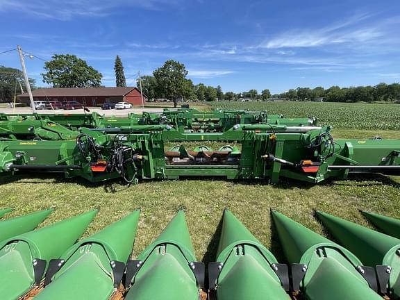 Image of John Deere C12F equipment image 4