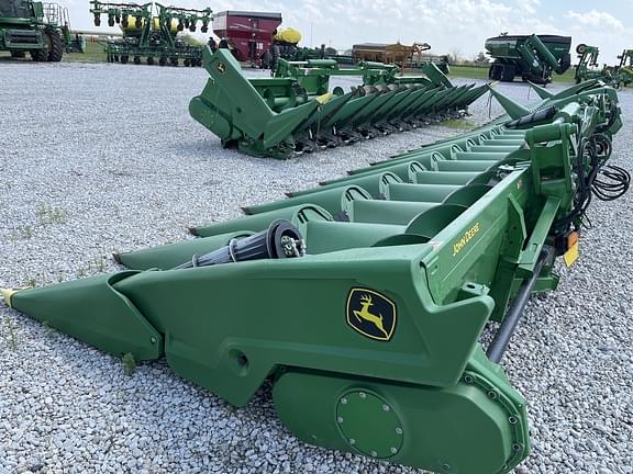Image of John Deere C12F equipment image 3