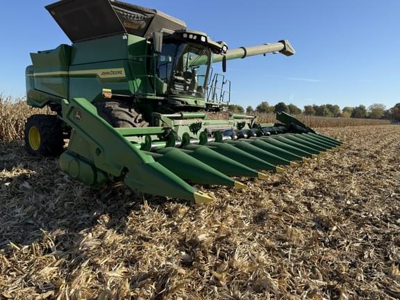 Image of John Deere C12F equipment image 2