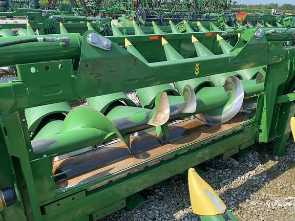 Image of John Deere C12F equipment image 3