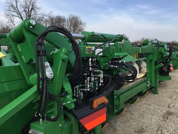 Image of John Deere C12F equipment image 4