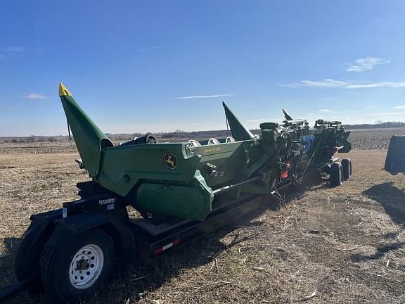 Image of John Deere C12F equipment image 3