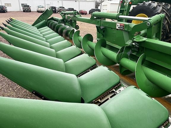 Image of John Deere C12F equipment image 3