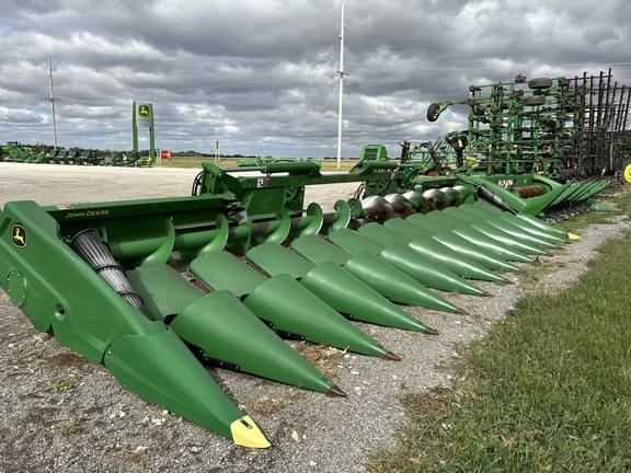 Image of John Deere C12F equipment image 2