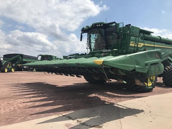 Image of John Deere C12F equipment image 3