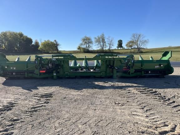 Image of John Deere C12F equipment image 2