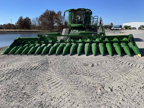 Image of John Deere C18F equipment image 3