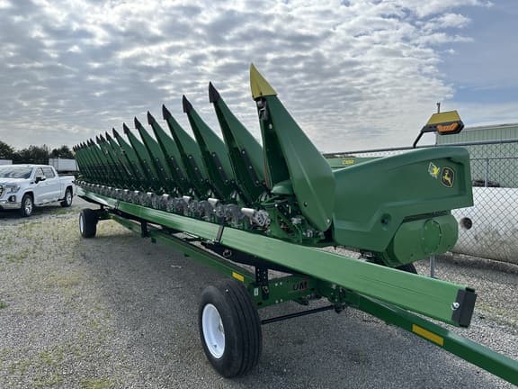 Image of John Deere C18R equipment image 3