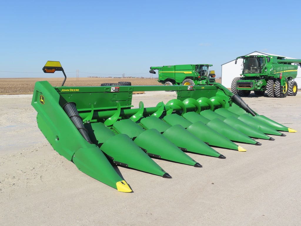 2023 John Deere C8R Equipment Image0