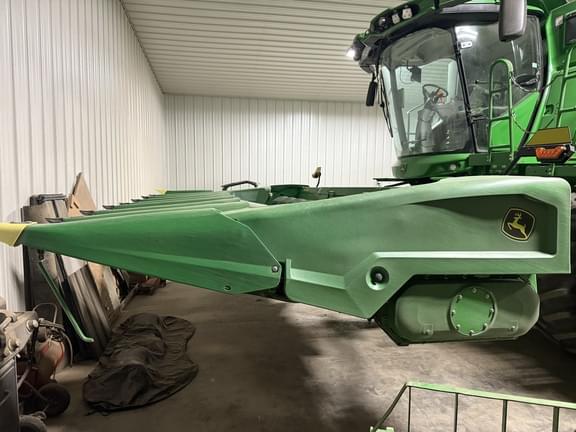 Image of John Deere C8R equipment image 2