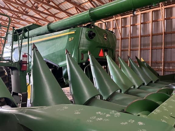 Image of John Deere C8R equipment image 2