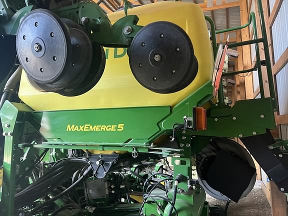 Image of John Deere DR12 equipment image 4