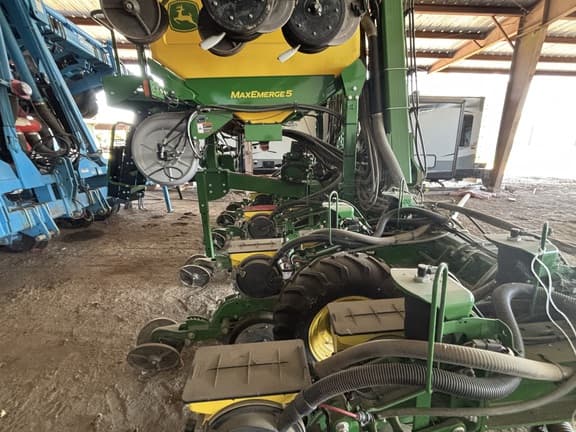 Image of John Deere DR12X equipment image 3