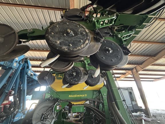 Image of John Deere DR12X equipment image 2