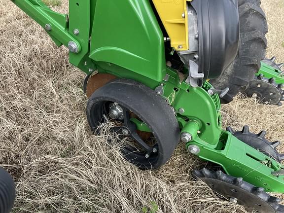 Image of John Deere DR12X equipment image 4