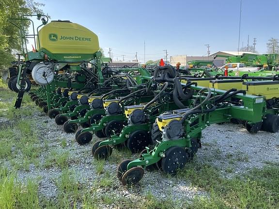 Image of John Deere DR12X equipment image 2