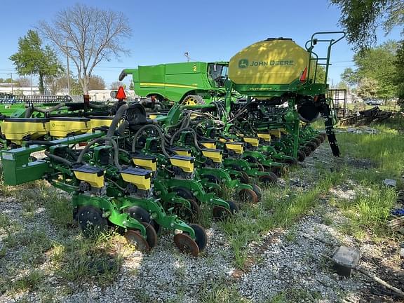 Image of John Deere DR12X equipment image 1