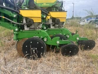 Image of John Deere DR12T equipment image 4