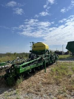 Image of John Deere DR12T equipment image 1