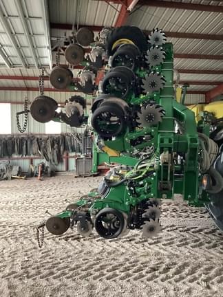 Image of John Deere DR16X equipment image 4